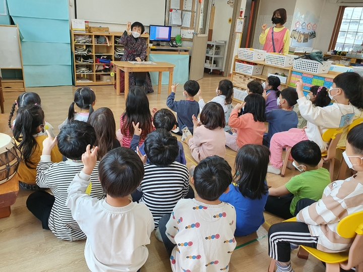 서귀포기적의도서관이 운영하는 책 읽어주기 프로그램. (사진=서귀포기적의도서관 제공) *재판매 및 DB 금지