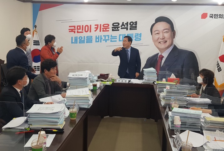 [대구=뉴시스] 정창오 기자 = 컷오프된 배기철 동구청장 지지자들이 26일 오후 주호영 국민의힘 대구시당 공천관리위원장에게 항의하고 있다. 2022.04.26. photo@newsis.com *재판매 및 DB 금지