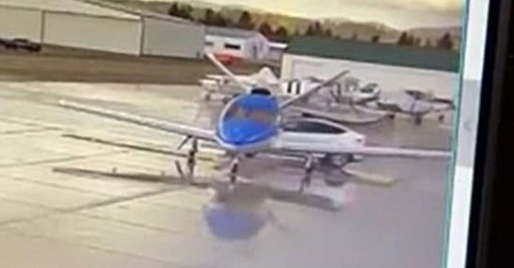 USA투데이 등에 따르면 지난 22일(현지시간) 미국 위싱턴 비행장에서 차주가 스마트 호출 서비스로 부른 테슬라가 공항을 가로질러 오던 중 개인용 제트기를 들이 받았다. 출처: Reddit *재판매 및 DB 금지