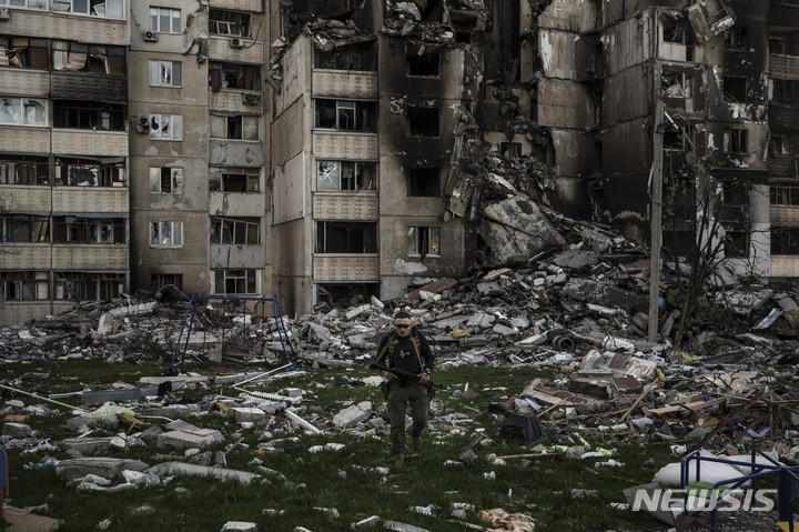 [하르키우=AP/뉴시스] 지난달 25일(현지시간) 우크라이나 하르키우에서 우크라인 군인이 러시아군 포격으로 심하게 파손된 건물 잔해를 살피고 있다. 2022.05.02.