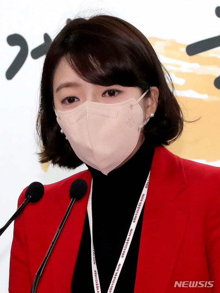 [서울=뉴시스] 인수위사진기자단 = 배현진 대통령 당선인 대변인이 26일 오전 서울 종로구 통의동 인수위원회 공동기자회견장에서 일일 브리핑을 하고 있다. 2022.04.26. photo@newsis.com