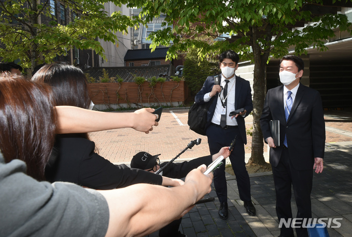 [서울=뉴시스] 인수위사진기자단 = 안철수 대통령직인수위원장이 26일 오전 서울 종로구 통의동 인수위원회로 출근하며 취재진 질문에 답변하고 있다. 2022.04.26. photo@newsis.com