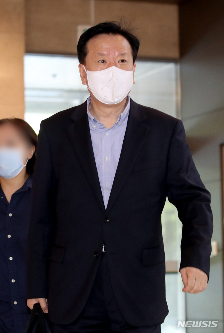 [서울=뉴시스] 김병문 기자 = 정호영 보건복지부 장관 후보자가 26일 오전 서울 서대문구 국민연금 서울북부지역본부에 마련된 인사청문회 준비 사무실로 출근하고 있다. 2022.04.26. dadazon@newsis.com