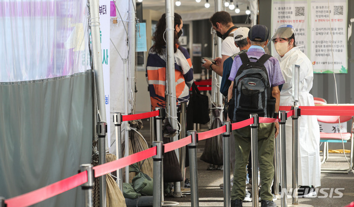 [서울=뉴시스] 권창회 기자 = 코로나19 신규 확진자가 8만361명으로 집계된 26일 오전 서울 중구 서울역에 마련된 임시선별검사소에서 의료진이 안내를 하고 있다. 2022.04.26. kch0523@newsis.com