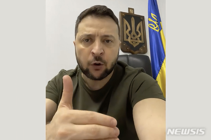 [키이우=AP/뉴시스] 볼로디미르 젤렌스키 우크라이나 대통령이 25일(현지시간) 키이우에서 연설하고 있다. 2022.04.26.