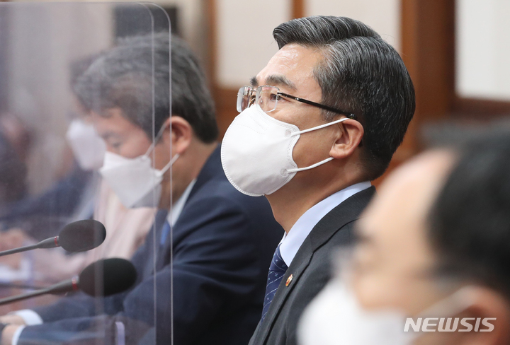 [서울=뉴시스] 김명원 기자 = 서욱 전 국방부 장관이 지난 4월26일 오전 서울 종로구 정부서울청사에서 세종-서울 영상으로 열린 국무회의에 참석해 김부겸 국무총리의 발언을 듣고 있다. 2022.04.26. kmx1105@newsis.com