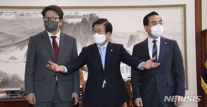 [서울=뉴시스] 최진석 기자 = 박홍근(오른쪽) 더불어민주당·권성동(왼쪽) 국민의힘 원내대표가 26일 서울 여의도 국회의장실에서 박병석 국회의장 주재 ‘검수완박' 중재안 파행 위기에 따른 해법을 논의를 위한 회동에 앞서 기념촬영을 위해 자리하고 있다. (공동취재사진) 2022.04.26. photo@newsis.com