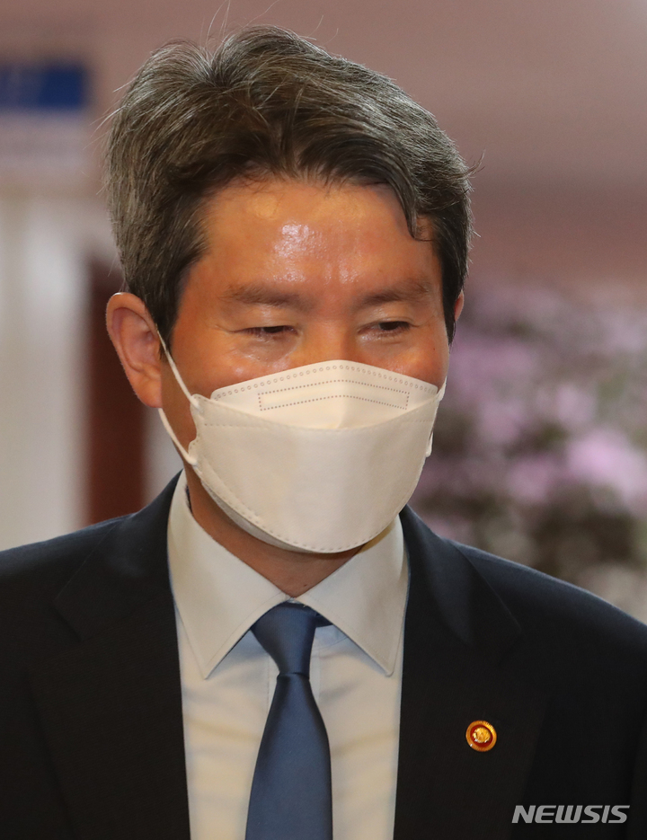 [서울=뉴시스] 김명원 기자 = 이인영 통일부 장관이 26일 오전 서울 종로구 정부서울청사에서 세종-서울 영상으로 열린 국무회의에 참석하고 있다. 2022.04.26. kmx1105@newsis.com