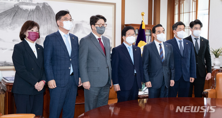 [서울=뉴시스] 최진석 기자 = 박홍근(오른쪽 세번째) 더불어민주당·권성동(왼쪽 세번째) 국민의힘 원내대표가 26일 서울 여의도 국회의장실에서 박병석 국회의장 주재 ‘검수완박' 중재안 파행 위기에 따른 해법을 논의를 위한 회동에 앞서 기념촬영을 하고 있다. (공동취재사진) 2022.04.26. photo@newsis.com