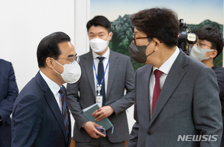 [서울=뉴시스] 최진석 기자 = 박홍근(왼쪽) 더불어민주당·권성동 국민의힘 원내대표가 26일 서울 여의도 국회의장실에서 박병석 국회의장 주재 ‘검수완박' 중재안 파행 위기에 따른 해법을 논의를 위한 회동에 앞서 인사하고 있다. (공동취재사진) 2022.04.26. photo@newsis.com