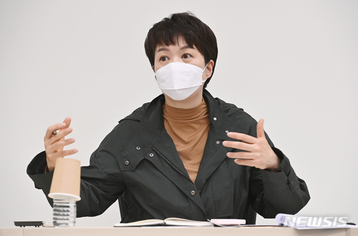 [수원=뉴시스] 김종택기자 = 김은혜 국민의힘 경기도지사 후보가 26일 오전 경기도 수원시 팔달구 정조인문예술재단에서 열린 수원 군공항 이전 관련 간담회에 참석해 발언하고 있다. 2022.04.26. jtk@newsis.com