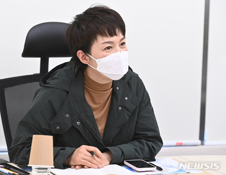 [수원=뉴시스] 김종택기자 = 김은혜 국민의힘 경기도지사 후보가 26일 오전 경기도 수원시 팔달구 정조인문예술재단에서 열린 수원 군공항 이전 관련 간담회에 참석해 발언하고 있다. 2022.04.26. jtk@newsis.com