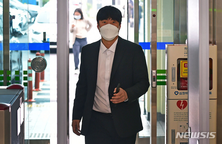 [대구=뉴시스] 이무열 기자 = 전 삼성 투수 안지만씨가 26일 오전 대구 수성구 범어동 대구지법에서 명예훼손 혐의 관련 공판에 출석하기 위해 법정으로 향하고 있다. 2022.04.26. lmy@newsis.com
