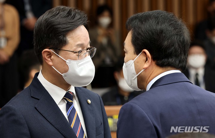 [서울=뉴시스] 고범준 기자 = 26일 서울 여의도 국회에서 열린 한덕수 국무총리 후보자 인사청문회에서 강병원 민주당 간사와 성일종 국민의힘 간사가 대화하고 있다. (공동취재사진) 2022.04.26. photo@newsis.com