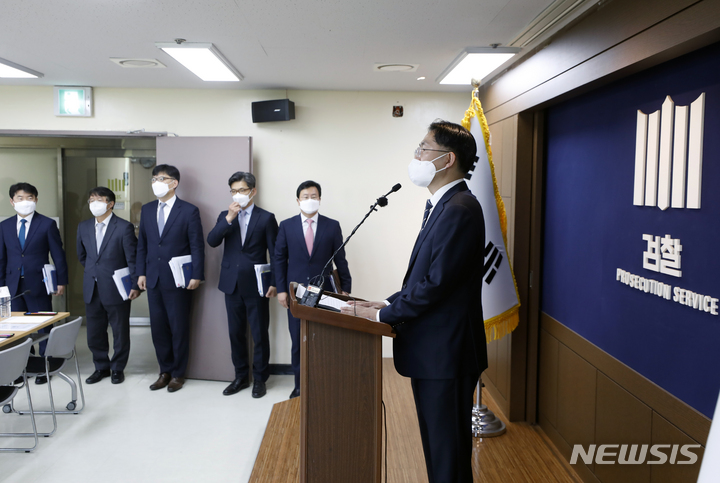 [서울=뉴시스] 고승민 기자 = 서울중앙지방검찰청 이정수 지검장을 비롯한 간부 검사들이 지난달 26일 청사 브리핑실에서 검찰청법-형사소송법 개정안 중재안관련 설명회를 하고 있다. 2022.04.26. kkssmm99@newsis.com