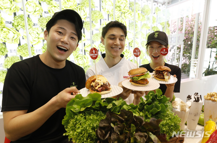[서울=뉴시스] 고승민 기자 = 26일 서울 역삼동 굿스터프이터리 강남점에서 모델이 브랜드 런칭 고급 수제 햄버거를 선보이고 있다. 스파이크 멘델슨 세프의 레시피 및 매장 내 스마트 팜 'GT팜'을 설치한 굿스터프 이터리 강남점은 내달 1일부터 시범 운영한다. 2022.04.26. kkssmm99@newsis.com