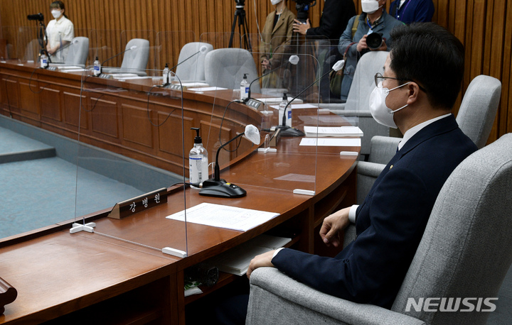 [서울=뉴시스] 최진석 기자 = 26일 오전 서울 여의도 국회에서 열린 한덕수 국무총리 후보자에 관한 인사청문회에서 강병원 인사청문특위 간사를 제외한 더불어민주당 위원들의 자리가 비어있다. (공동취재사진) 2022.04.26. photo@newsis.com