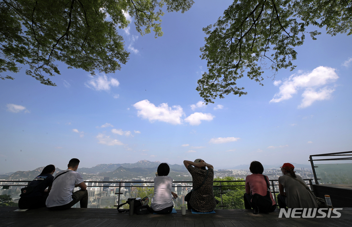 [서울=뉴시스] 조성우 기자 = 수도권에 내린 비가 그치고 맑은 날씨를 보인 지난달 26일 오후 서울 남산에서 바라본 서울 하늘이 쾌청한 모습을 보이고 있다. 2022.04.26. xconfind@newsis.com