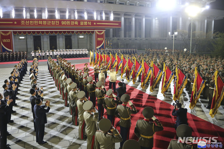 [평양=AP/뉴시스] 김정은 북한 조선노동당 총비서 겸 국무위원장과 부인 리설주가 25일 평양 김일성광장에서 조선인민혁명군 창건 90주년 열병식에 참석해 의장대 사열을 하고 있다. 2022.04.26.