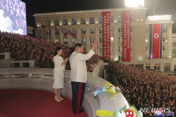 [평양=AP/뉴시스] 김정은 북한 조선노동당 총비서 겸 국무위원장과 부인 리설주가 25일 평양 김일성광장에서 조선인민혁명군 창건 90주년 열병식에 참석하고 있다. 2022.04.26.