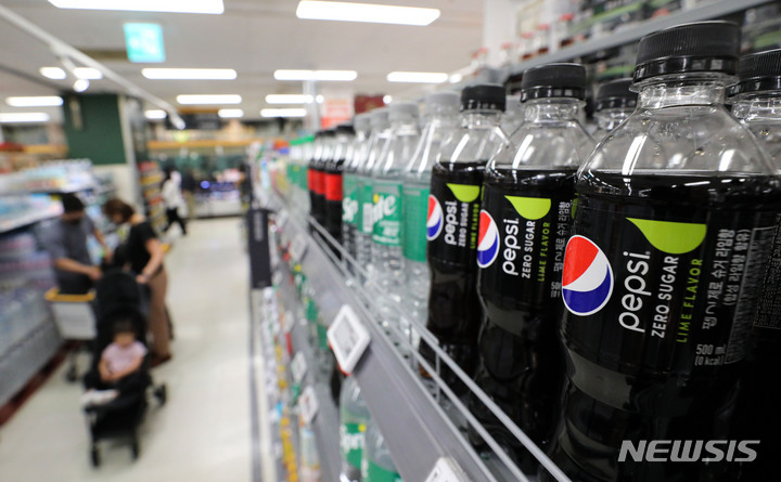 [서울=뉴시스] 서울 시내 대형마트 내 진열된 저칼로리 탄산음료 모습. (사진=뉴시스 DB) 2022.04.26. photo@newsis.com