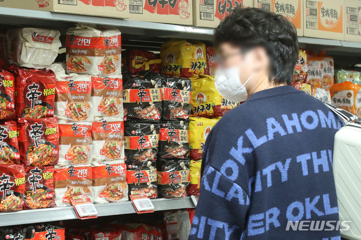 [서울=뉴시스] 권창회 기자 = 인도네시아에서 생산하는 팜유가 수출용으로 빠져나가며 내수 식용유 수급이 불안정해지자 인도네시아 정부는 28일부터 팜유와 팜유 원료 물질의 수출을 금지하기로 했다. 국내에서 라면이나 과자·빵 등 가공식품에 광범위하게 사용되는 팜유는 전체 팜유 수입량의 절반 이상을 인도네시아에서 들여오고 있어 제품 생산 차질 및 제품 가격 상승이 예상된다. 사진은 26일 오후 서울 내 대형마트에 진열된 라면 모습. 2022.04.26. kch0523@newsis.com