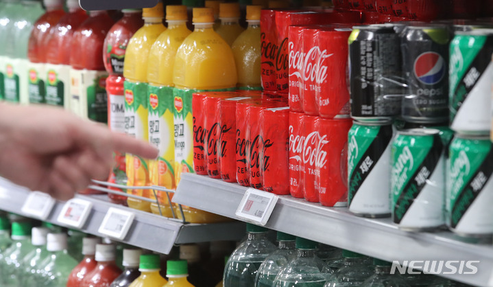 [서울=뉴시스] 권창회 기자 = 국내 식음료 업계에 '제로 칼로리' 탄산음료 열풍이 불고 있다. 코로나19로 건강을 중시하는 소비 트렌드에 따라 무가당 음료 시장이 커지고 있다는 분석이다. 국내 저칼로리 탄산음료 시장은 2019년 400억원대에서 지난해 2000억원가량으로 2년 만에 5배나 성장했다. 사진은 26일 오후 서울 시내 대형마트 내 진열된 저칼로리 탄산음료 모습. 2022.04.26. kch0523@newsis.com