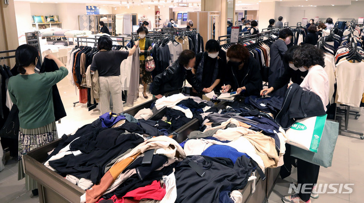 [서울=뉴시스] 추상철 기자 = 거리두기 전면해제 이후 백화점과 대형마트의 매출이 늘고 있다. 26일 오후 서울 중구 롯데백화점 본점이 많은 시민들로 붐비고 있다. 2022.04.26. scchoo@newsis.com