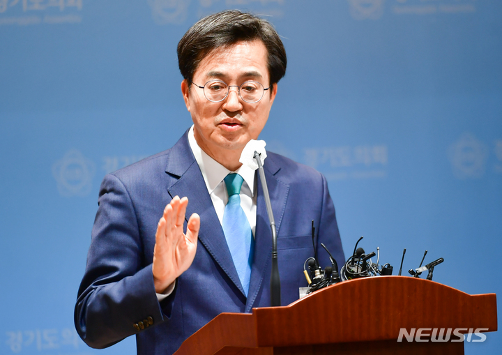 [수원=뉴시스] 김종택기자 = 김동연 더불어민주당 경기도지사 후보가 26일 오후 경기도 수원시 영통구 경기도의회 브리핑룸에서 정견 및 정책발표 기자회견을 하고 있다. 2022.04.26. jtk@newsis.com