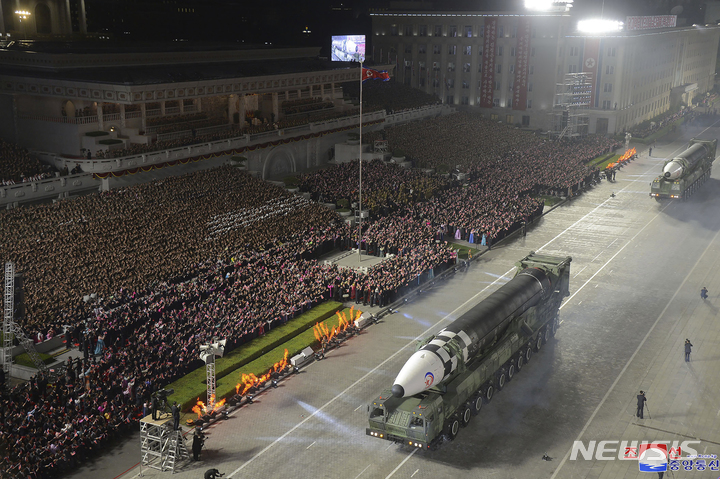 [평양=AP/뉴시스] 북한 조선중앙통신이 제공한 사진에 25일 북한 평양의 김일성 광장에서 열린 조선인민혁명군 창건 90주년 경축 열병식에 신형 대륙간탄도미사일(ICBM) 화성-17형이 등장하고 있다. 2022.04.26.