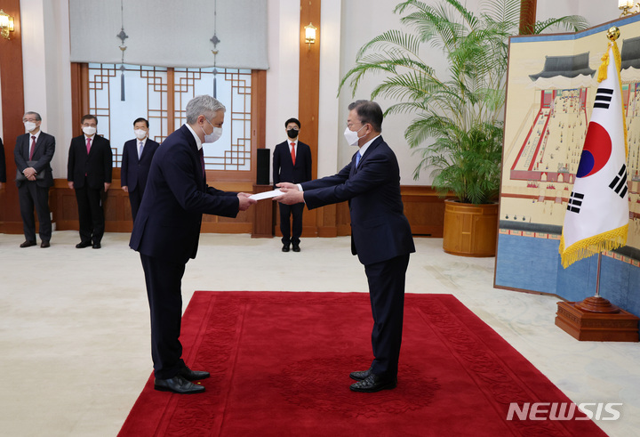 [서울=뉴시스] 김진아 기자 = 문재인 대통령이 26일 오후 청와대 충무실에서 열린 주한대사 신임장 제정식에서 드미트로 포노마렌코 주한 우크라이나 대사로부터 신임장을 받고 있다. 2022.04.26. bluesoda@newsis.com
