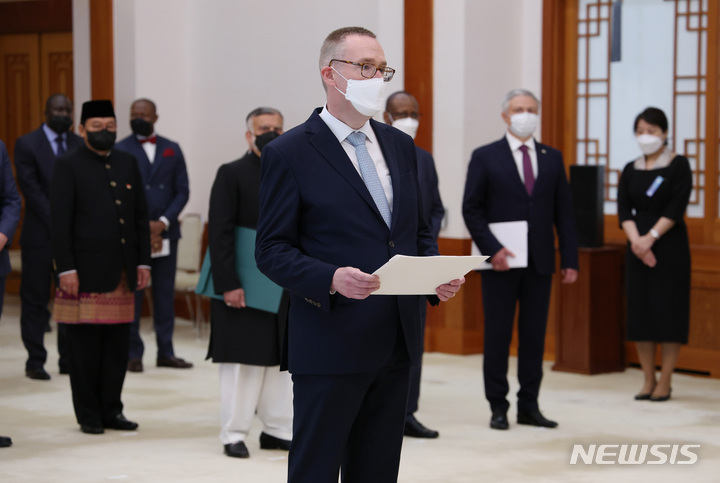 [서울=뉴시스] 김진아 기자 = 문재인 대통령이 참석한 가운데 26일 오후 청와대 충무실에서 열린 주한대사 신임장 제정식에서 콜린 크록스 주한 영국 대사가 신임장을 제정하기 위해 기다리고 있다. 2022.04.26. bluesoda@newsis.com