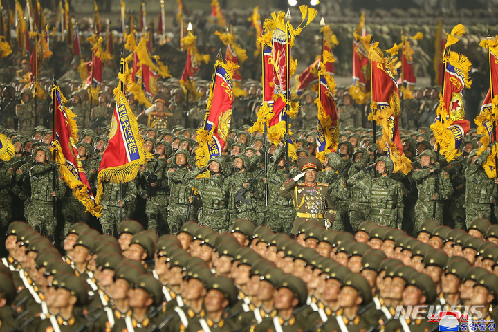 [평양=AP/뉴시스] 북한 조선중앙통신이 제공한 사진에 25일 북한 평양의 김일성 광장에서 조선인민혁명군 창건 90주년 경축 열병식이 열리고 있다. 2022.04.26.