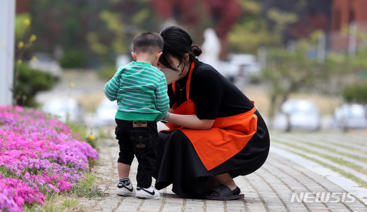 [서울=뉴시스] 추상철 기자 = 지난 4월 22일 선생님과 봄 산책 하는 아이. 2022.05.04. scchoo@newsis.com