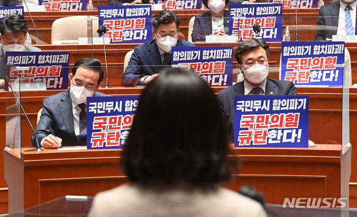 [서울=뉴시스] 최진석 기자 = 더불어민주당 윤호중(앞줄 오른쪽) 공동비대위원장과 박홍근(앞줄 왼쪽) 원내대표가 26일 서울 여의도 국회 예결위회의장에서 열린 의원총회에서 박지현 공동비대위원장의 발언을 듣고 있다. (공동취재사진) 2022.04.26. photo@newsis.com