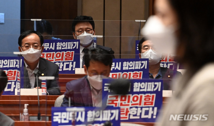 [서울=뉴시스] 최진석 기자 = 더불어민주당 박광온(맨 뒤) 국회 법사위 위원장이 26일 서울 여의도 국회 예결위회의장에서 열린 의원총회에서 박지현 공동비대위원장의 발언을 듣고 있다. (공동취재사진) 2022.04.26. photo@newsis.com