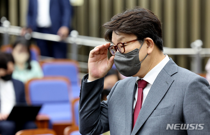 [서울=뉴시스] 최진석 기자 = 권성동 국민의힘 원내대표가 26일 국회에서 열린 긴급 의원총회에 참석하고 있다. (공동취재사진) 2022.04.26. photo@newsis.com