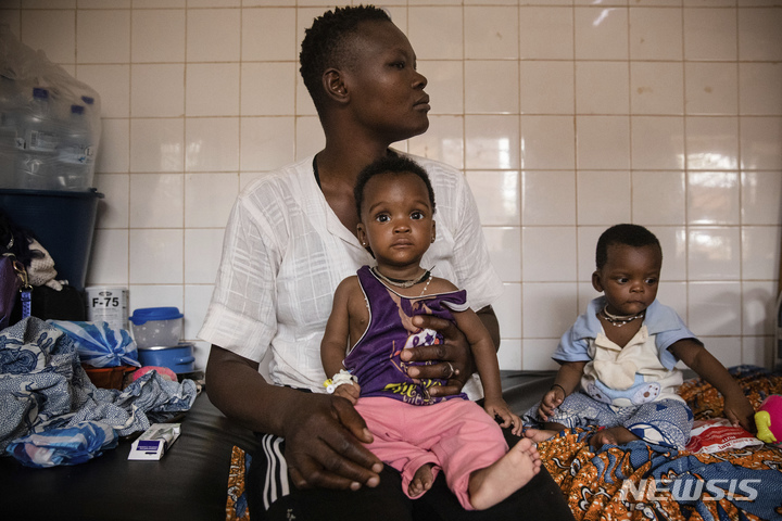 [와가두구( 부르키나 파소)=AP/뉴시스]부르키나 파소의 굶주린 아이들이 영양실조 치료를 받기 위해 수도 와가두구의 병원 앞에 대기하고 있다. 알카에다와 IS의 테러와 내전으로 이곳 주민들 63만명이 기아 상태로 내몰리고 전투와 굶주림으로 목숨을 잃고 있다. 2025. 05.13. 