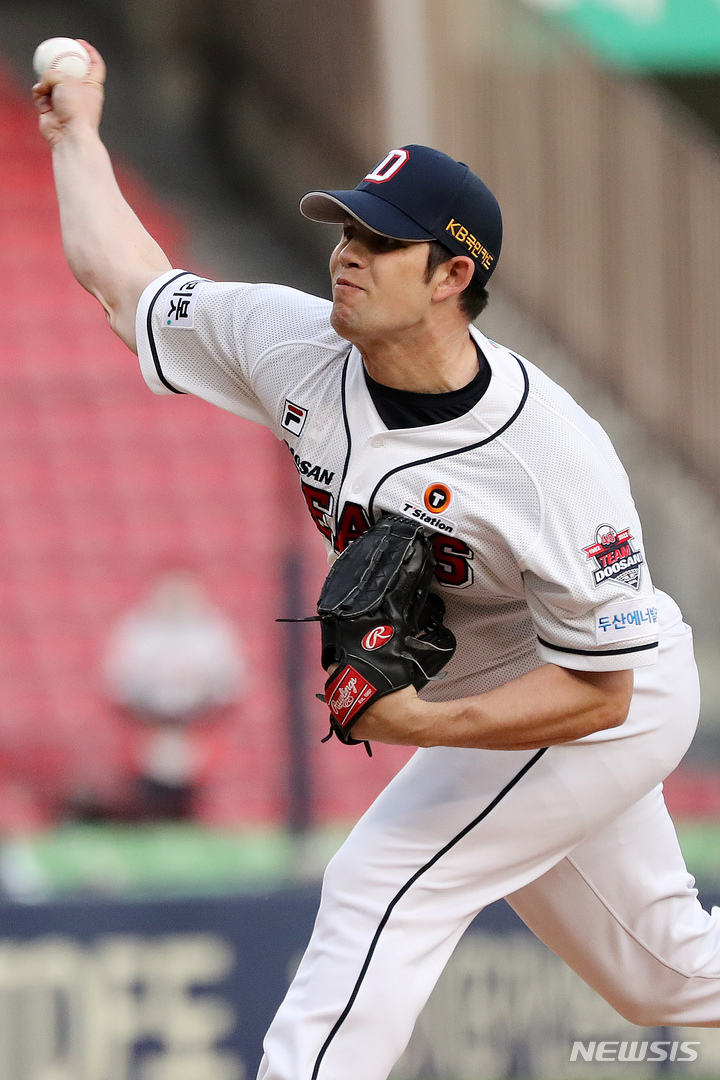 [서울=뉴시스] 백동현 기자 = 26일 오후 서울 송파구 잠실야구장에서 열린 2022 KBO 리그 NC 다이노스와 두산 베어스의 경기, 1회초 두산 스탁이 역투하고 있다. 2022.04.26. livertrent@newsis.com