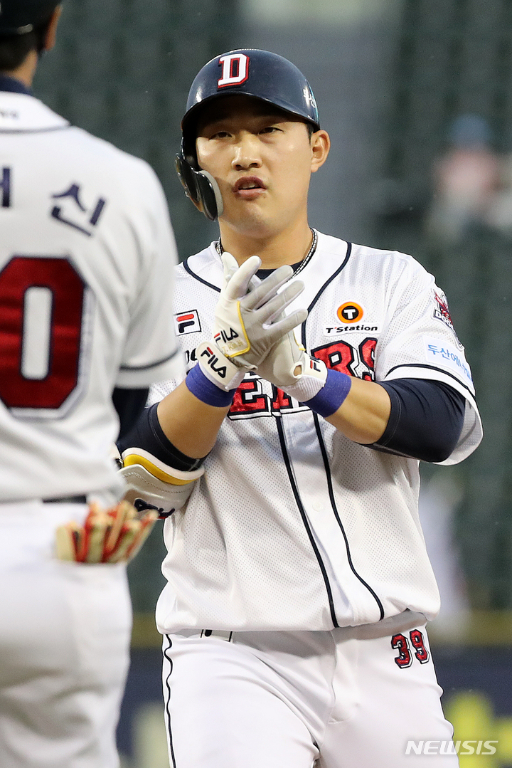 [서울=뉴시스] 백동현 기자 = 26일 오후 서울 송파구 잠실야구장에서 열린 2022 KBO 리그 NC 다이노스와 두산 베어스의 경기, 2회말 2사 2루 상황에서 두산 김인태가 적시타를 치고 유재신 코치와 이야기하고 있다. 2022.04.26. livertrent@newsis.com