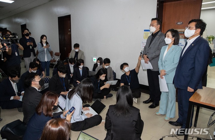 [서울=뉴시스] 고범준 기자 = 국민의힘 법제사법위원회 간사인 유상범 의원이 26일 오후 서울 여의도 국회에서 열린 법제사법위원회 소위를 마친 후 입장을 말하고 있다. 왼쪽부터 유상범 국민의힘 법사위 간사, 전주혜 의원, 박형수 의원. (공동취재사진) 2022.04.26. photo@newsis.com