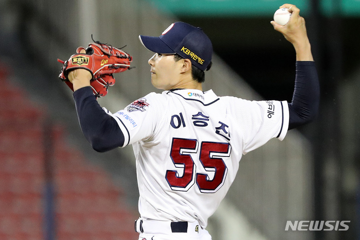 [서울=뉴시스] 백동현 기자 = 26일 오후 서울 송파구 잠실야구장에서 열린 2022 KBO 리그 NC 다이노스와 두산 베어스의 경기, 두산 이승진이 역투하고 있다. 2022.04.26. livertrent@newsis.com