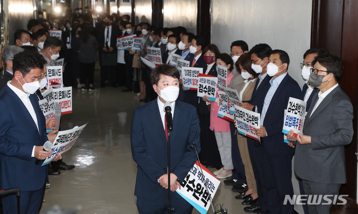 [서울=뉴시스] 고범준 기자 = 이준석 국민의힘 대표가 26일 저녁 검수완박 법안 처리가 예정된 국회 법사위 회의실 앞에서 열린 긴급의원총회에서 민주당의 강행처리를 규탄하는 발언을 하고 있다. (공동취재사진) 2022.04.26. photo@newsis.com.
