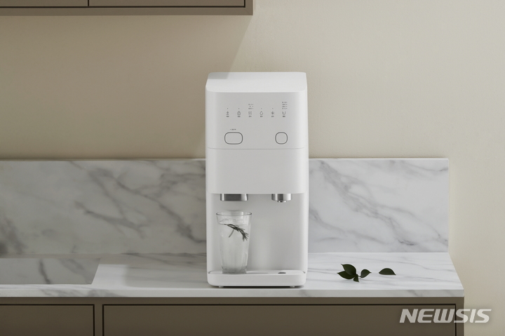 [서울=뉴시스] SK매직 ‘올인원플러스 직수 얼음정수기’. (사진=SK매직 제공) 2022.04.27. photo@newsis.com