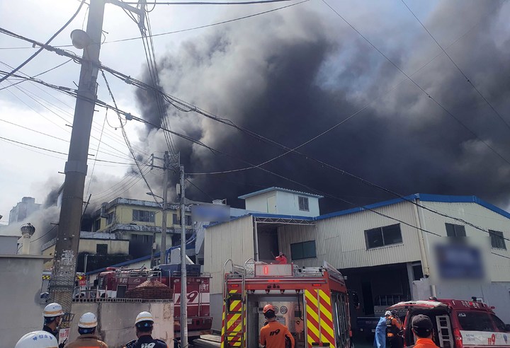 [부산=뉴시스] 부산 사상구 공장 화재. (사진=부산소방재난본부 제공) *재판매 및 DB 금지