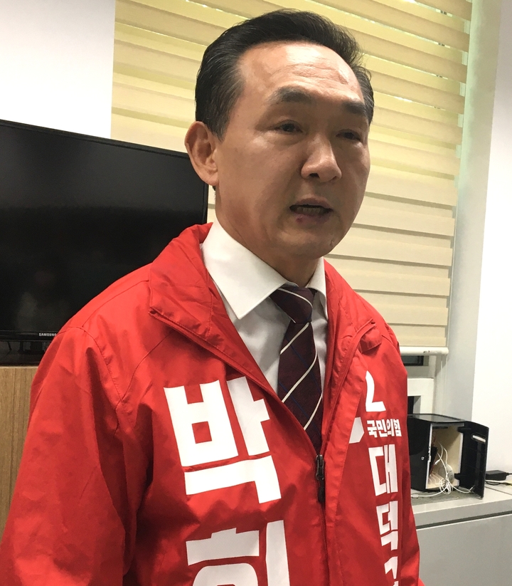 [대전=뉴시스] 조명휘 기자 = 박희진 국민의힘 대전 대덕구청장 예비후보가 27일 오전 대전시의회 기자실에서 정책공약을 발표하고 있다. 2022.04.27. photo@newsis.com *재판매 및 DB 금지