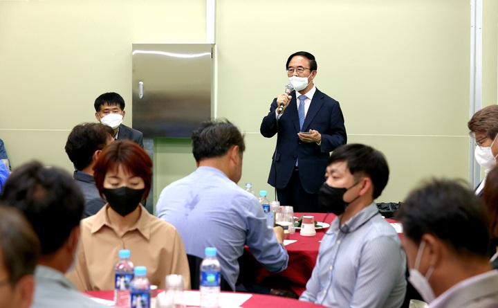 [임실=뉴시스] 이학권 기자 =27일 심민 전북 임실군수가 강진면 일원에 준공된 '치즈 고추장 가공공장 준공식'에서 기념 인사를 하고 있다. (사진 = 임실군 제공).2022.04.27. photo@newsis.com *재판매 및 DB 금지