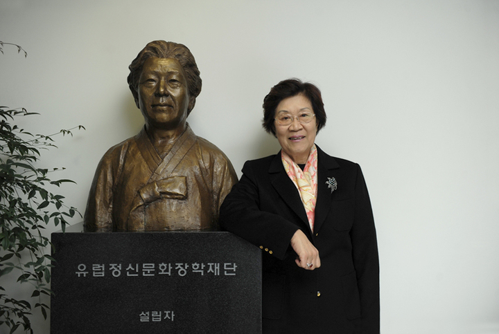 [서울=뉴시스]김희경장학재단 김정옥 이사장. 사진 이화여대 *재판매 및 DB 금지