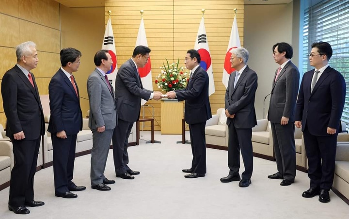 [서울=뉴시스] 윤석열 대통령 당선인이 일본에 파견한 한일 정책협의 대표단 단장을 맡은 정진석 국회 부의장이 26일 일본 총리관저에서 기시다 후미오 일본 총리를 만나고 있다. 정 부의장이 기시다 총리에게 윤 당선인의 친서를 전달하는 모습. (출처=정 부의장 페이스북) 2022.04.27. *재판매 및 DB 금지