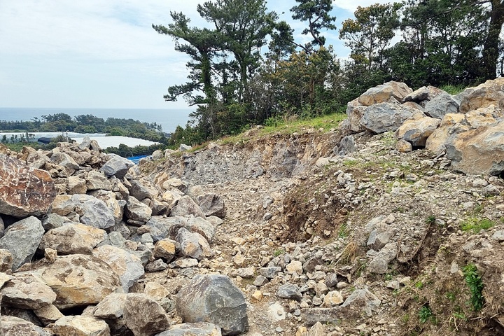 [제주=뉴시스] 지난해 상대보전지역 3871㎡의 무단형질 변경으로 적발된 제주 제2공항 예정지 인근 서귀포시 남원읍 토지. (사진=제주도 제공) 2022.04.27. photo@newsis.com *재판매 및 DB 금지